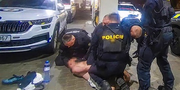 Pervitinové řádění na benzince, mladík se svlékal, lezl do mrazáku a ohrožoval zákazníky