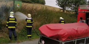 Elektrický výboj z transformátoru zapálil křoví