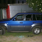 Kameny rozbil skla a kapoty Mercedesu, Hyundaie a Toyoty, a pak ho dostal jeho vajgl