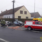 Vůz po čelním střetu skončil ve sloupu