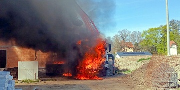 Řidič domíchávače se dotkl ramenem vozidla elektrického vedení, okamžitě došlo k požáru