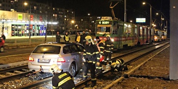 Ne jedno, ale už dvě auta v kolejišti!