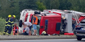 Hasiči jedoucí k vážné dopravní nehodě havarovali - pět zraněných