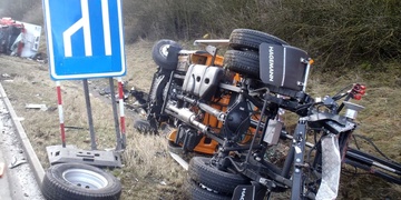 Nákladní automobil se střetl s vozem údržby na dálnici
