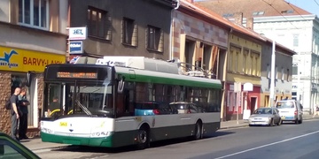 Opilec spadl pod trolejbus