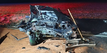 Vůz řízený devatenáctiletým řidičem čelně narazil do stromu