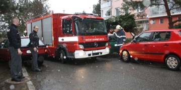 Z drobného požáru balkonu mohl shořet celý byt - hasiči se nemohli dostat k zásahu