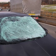 Ledová kra z nákladního vozu zasáhla protijedoucí auto řízené třicetiletou ženou