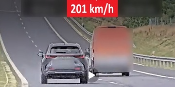Jak bezpečně přijít o řidičák? Předjeď hlídku dvoustovkou!