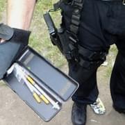 Trápil svého psa a pak chtěl skákat z balkonu - i tohle umí drogy
