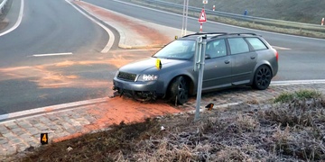 Mladý řidič nezvládl své auto a pak nadýchal dvě promile
