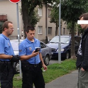 Podnapilému majiteli se vysmekl pes a zaútočil na strážníky