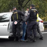 Opilý řidič opakovaně najížděl do vozu psovoda