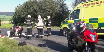 Motorkář najel do svého prudce brzdícího kolegy