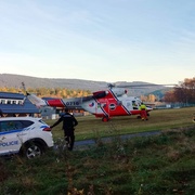 Vrtulník LZS letěl k dítěti zraněnému pádem ze skály i divočákem potrhanému lovci