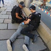 Pomočený a silně zapáchající muž se dobýval do cizích bytů