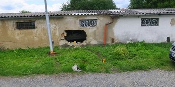 Neznámý řidič proboural zeď garáže, poškodil sloup a z místa ujel