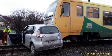 Auto s těhotnou ženou vjelo pod vlak