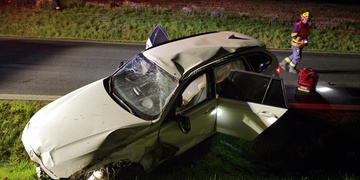 Řidič se s autem převrátil a pak od nehody utekl