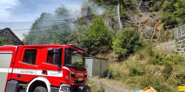 Hasiči bojují s lesním požárem, zásah komplikuje těžce přístupný terén
