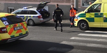 Střet auta se sedmiletým dítětem i mladou slečnou