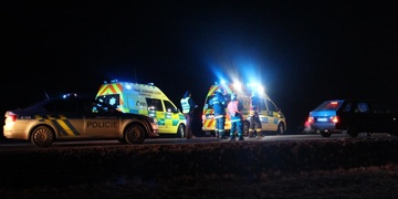 Osmnáctiletý řidič čelně narazil do stromu