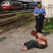 Nechutný striptýz na nádraží i napadení strážníka