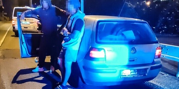 Muž bez řidičského průkazu vyrazil na projížďku s autem bez registračních značek