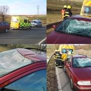Z jedoucího kamionu spadl velký kus ledu na auto, dva lidé jsou zraněni