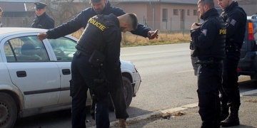 Feťák bez ŘP zadržen v kradeném autě s falešnými RZ na Domažlické