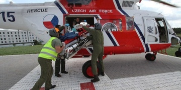 Probodeného řezníka transportovala helikoptéra LZS na Emergency