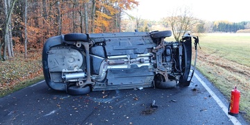 Devatenáctiletá dívka nezvládla řízení, smetla sloup a s vozidlem skončila na boku