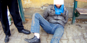 Agresivní opilec vbíhal pod auta a napadal strážníky