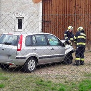 Auto projelo plotem a narazilo do domu