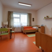 Pětadevadesátiletého stařečka našli spokojeně spícího v cizí posteli
