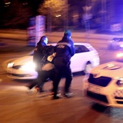 HRDINSTVÍ: Muž se zachoval statečně a s pistolí v ruce šel na pomoc napadenému