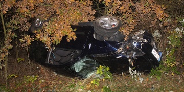 Dvě převrácená auta v Plzni za noc a u jednoho opět alkohol!