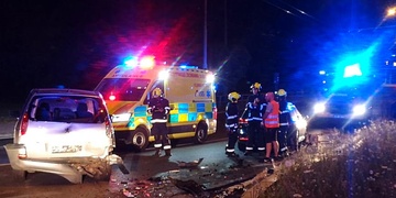 Při střetu vozů byl zraněn jeden z řidičů