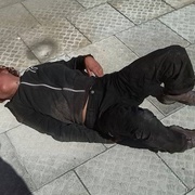 Těžce opilá a těžce přehřátá žebračka