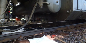 Z lokomotivy uniklo 2000 litrů oleje