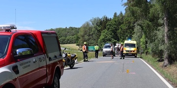 Střet mladého motocyklisty s autem, které řídil třiadevadesátiletý řidič
