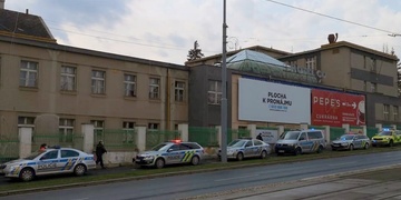 Žena v ubytovně tajně porodila do záchodu