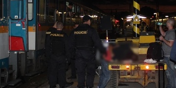 Opilý útočník zbil lidi ve vlaku a dobýval se i na strojvedoucího