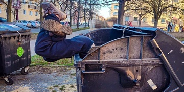 Z kontejneru trčely jen nohy a ozývalo se skuhrání