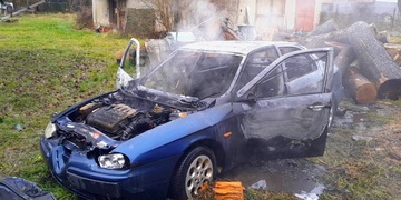 Opilý muž ženě zapálil auto