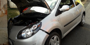 Senior s autem narazil do zdi domu