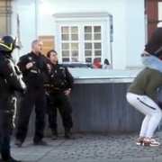 Fanoušek Slávie poškodil kašnu na náměstí