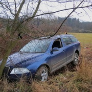 Při snaze ujet policistům na ně najížděl a dvakrát havaroval
