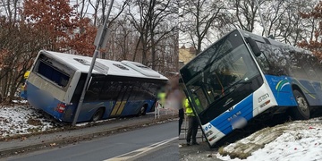 Nikým neřízený autobus se prořítil ulicí jako dělová koule