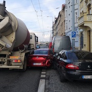Domíchávač vytlačil auto ze silnice